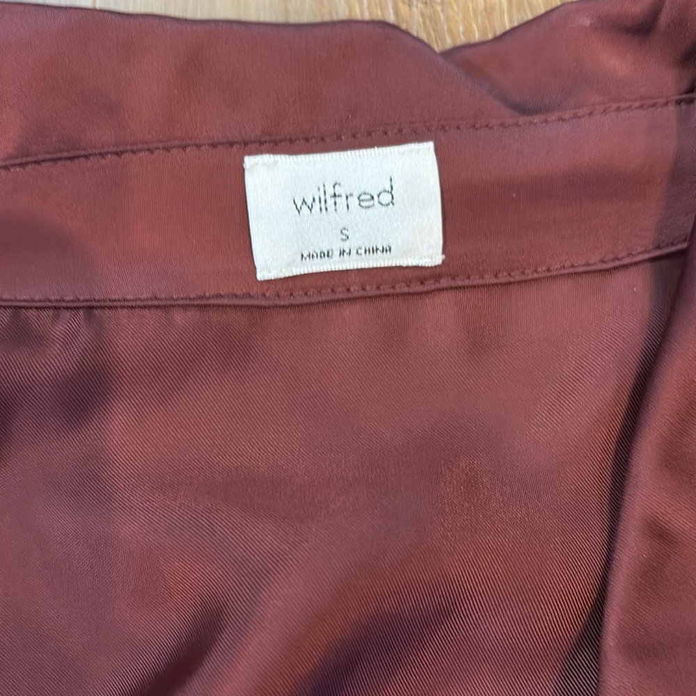 Aritzia Elegant NWT size small  truffle  tie front Satin Blouse - Picture 3 of 4